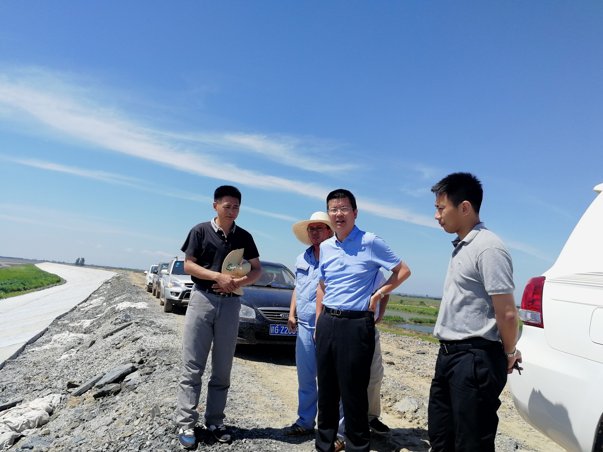 共青城市市委書(shū)記王豐鵬一行至共青城市  漿潭聯(lián)圩加固整治工程施工現(xiàn)場(chǎng)檢查指導(dǎo)工作